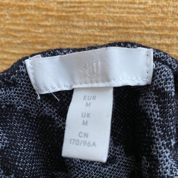 H&M Black and White Loose and Comfy Sweater - Picture 4 of 5